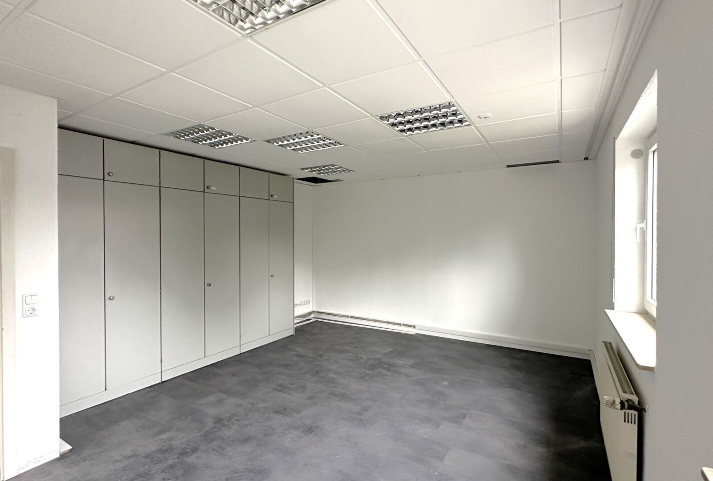 Büro mit Schrank