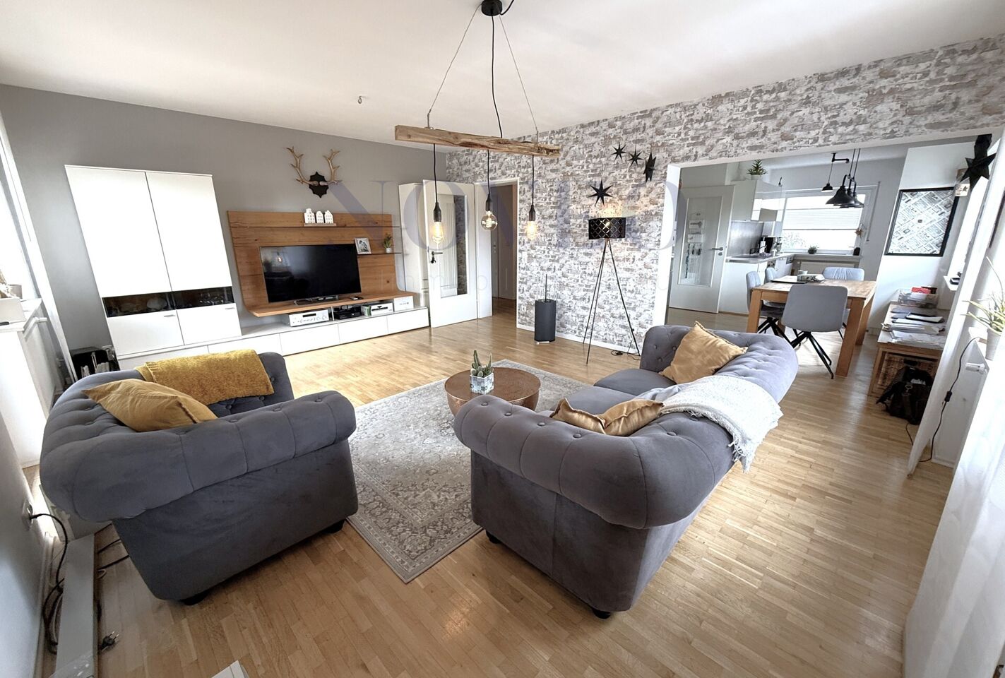 geräumiges Wohnzimmer