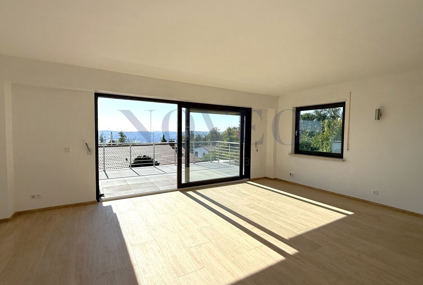helles Wohnzimmer mit toller Ausicht